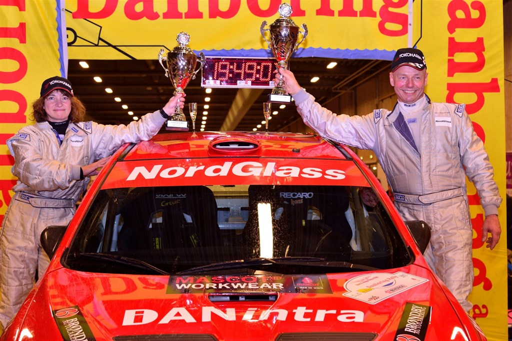 For anden gang i år vandt Steen Andersen og Iben Louring et løb til danmarksmesterskabet i rally. Her er de på podiet ved mål på Danboring Rally i Messecenter Herning.
(Foto: Intercom / Michael Eisenberg)